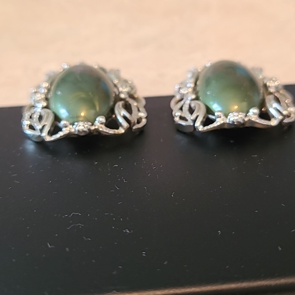 Vintage 60's Sarah Coventry Carousel Clip Earrings - Picture 4 of 9